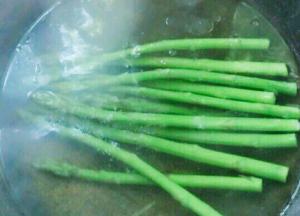 起锅热水，水里滴几滴油、放盐少许，焯烫芦笋1分钟。(焯烫时间视芦笋的实际老嫩程度而定。)
捞出芦笋冲凉、沥干水分备用。