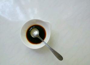 制作调汁(见配料表)