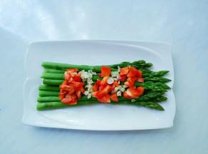 芦笋摆盘，表面依次间隔码上彩椒碎、蒜末。