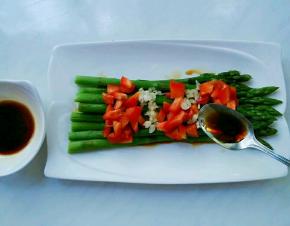 将调好的汁浇在芦笋上。