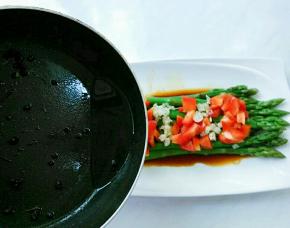 起锅热油，放入花椒粒爆香，趁油热浇在蒜末、彩椒上。听的一声“嗞啦”响，蒜香飘出，故名“响油”芦笋。