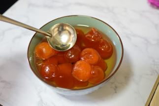 咸蛋黄提前用油泡一晚上