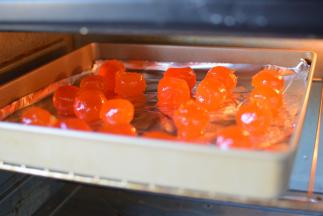 放在烤盘的锡纸上，180度，烤十分钟