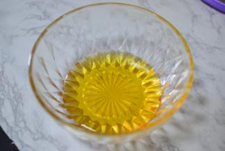 转化糖浆加枧水，拌匀