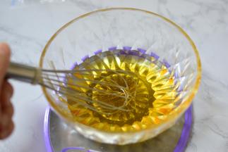 再加玉米油，拌匀