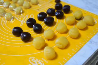 豆沙馅分成19等份，揉圆，（豆沙没那么多，又加了一些莲蓉馅）