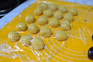 面团分成19等份，揉圆