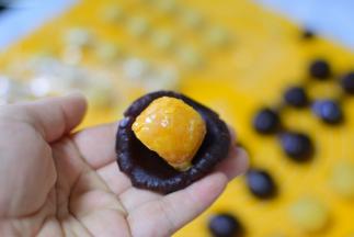 豆沙馅按扁，熟馅蛋黄，放入豆沙馅上