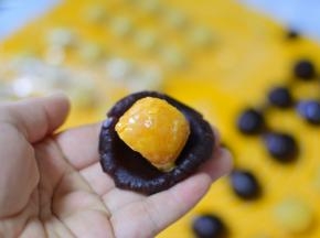 豆沙馅按扁，熟馅蛋黄，放入豆沙馅上