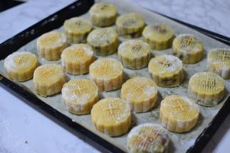 压出月饼形状，表面喷少许清水，防止烤裂