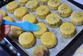 取出来，刷一层薄薄的蛋黄液，再放烤箱，烤15-18分钟，取出晾晾后即可食用，过两天回油后，味道更好