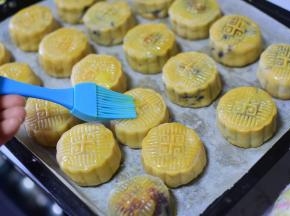取出来，刷一层薄薄的蛋黄液，再放烤箱，烤15-18分钟，取出晾晾后即可食用，过两天回油后，味道更好