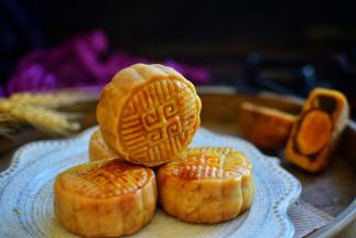 广式蛋黄豆沙月饼就做好了