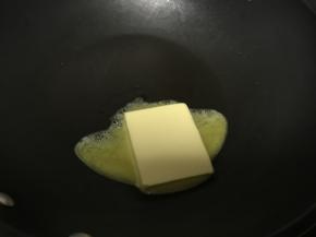 锅里融化黄油