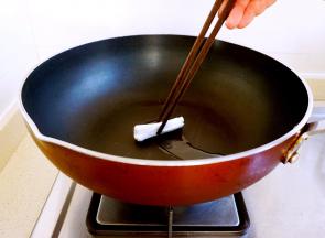 用厨房用纸将油抹匀