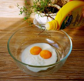 蛋黄中加入细砂糖、酸奶、牛奶，四滴柠檬汁搅拌融合