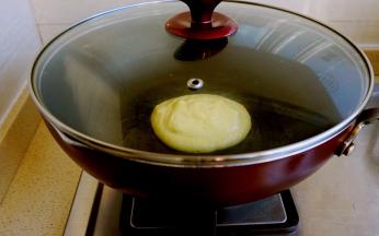 盖上锅盖小火焖3～5分钟，表面有气泡时翻面，再烙制3～5分钟