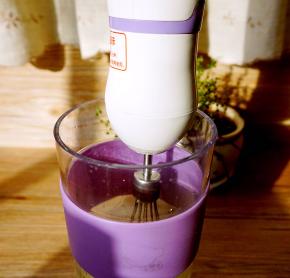 蛋清加入柠檬汁打发至硬性发泡