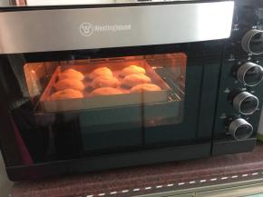 然后放入预热好的烤箱中层，195摄氏度上下火烤20分钟，再170摄氏度上下火烤15分钟