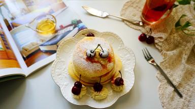 撒上少许糖粉，这道美味的舒芙蕾松饼就上桌了，再泡上一杯柠檬红茶，来吧！