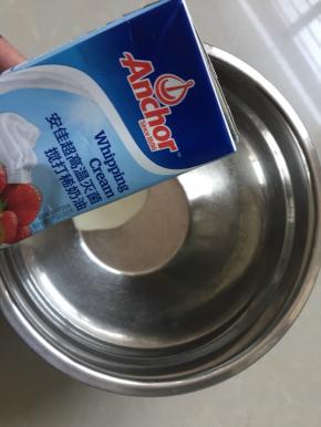 等酥皮泡芙冷却后打发奶油：将奶油倒入打蛋盆里