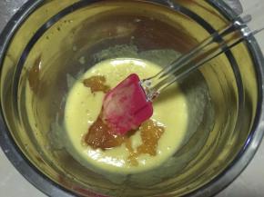 再加入白桃果酱用刮刀搅拌均匀