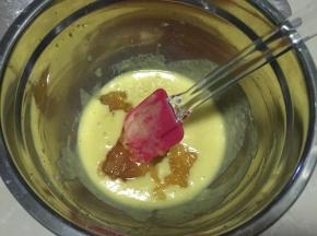 再加入白桃果酱用刮刀搅拌均匀