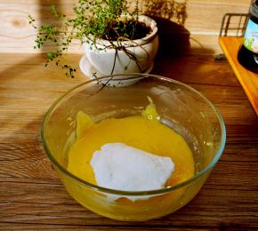 取三分之一蛋清与蛋黄糊切拌均匀