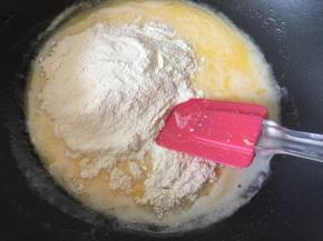 然后关火倒入面粉用刮刀搅拌均匀