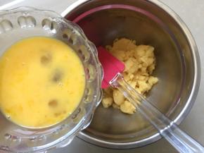 然后分多次少量倒入鸡蛋液用刮刀快速搅拌