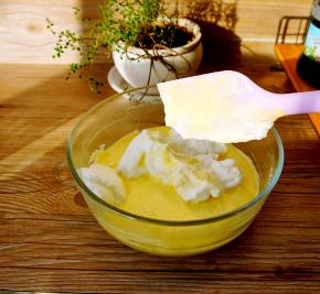 再把剩余的蛋清与蛋黄糊切拌均匀