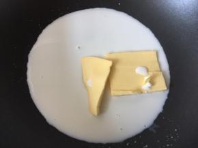 黄油和牛奶放入锅中加热