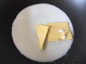 黄油和牛奶放入锅中加热