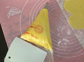 将面糊用面包刮刀刮入袋底