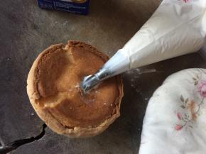 再从泡芙底挤入奶油