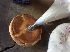 再从泡芙底挤入奶油