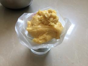 然后将面糊装入裱花袋里