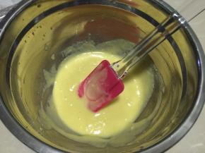 用刮刀搅拌均匀至无颗粒状，不要过分搅拌，以免起筋