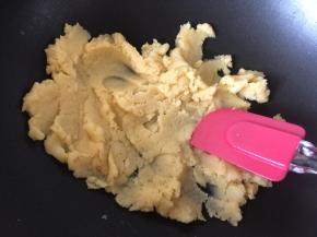 搅拌均匀后再开小火翻拌至锅底干爽即可