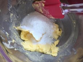 将软化的黄油用刮刀搅拌均匀后倒入白砂糖用打蛋器搅拌均匀