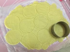 然后用圆圈模具印出印子后备用