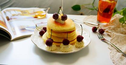 淡奶油打发，装进裱花袋，挤在盘子的一边，点缀上车厘子，淋上枫糖浆