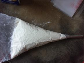 然后将奶油装入裱花袋