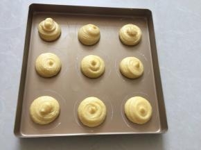 然后将面糊挤入刚才印好的圆圈中央