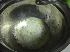然后加入低筋面粉、泡打粉和杏仁粉
