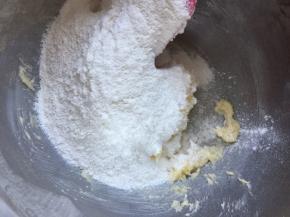 再加入低筋面粉用刮刀或打蛋器搅拌均匀