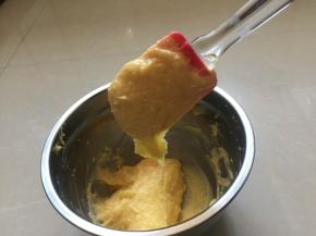 直至加入的蛋液搅拌后用刮刀提起面糊呈倒三角状即可