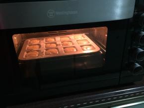 最后放入预热好的烤箱中层，170摄氏度上下火12分钟