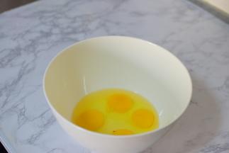 鸡蛋打入容器中