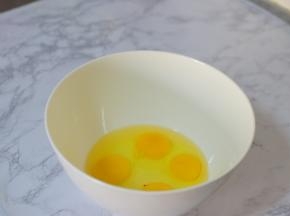 鸡蛋打入容器中